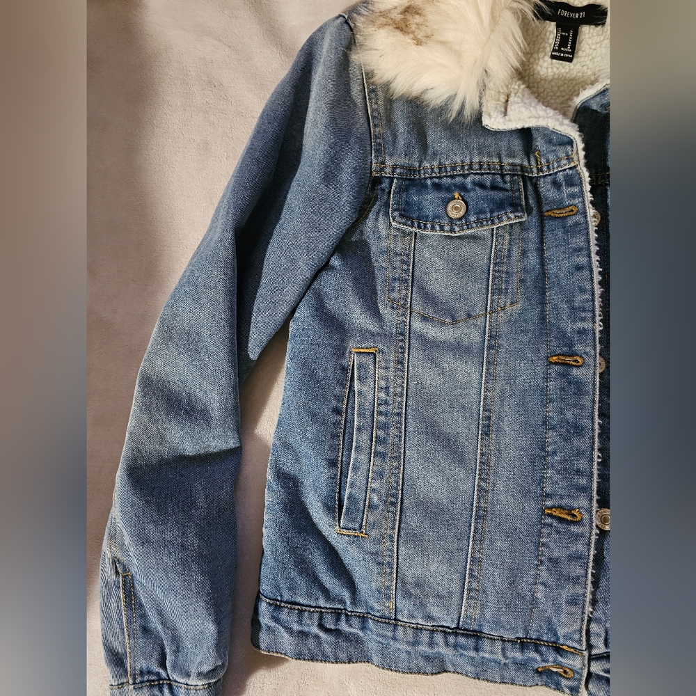 NWT FOREVER 21 WOMEN'S Blue Denim Jacket Size Medium - Picture 2 of 9